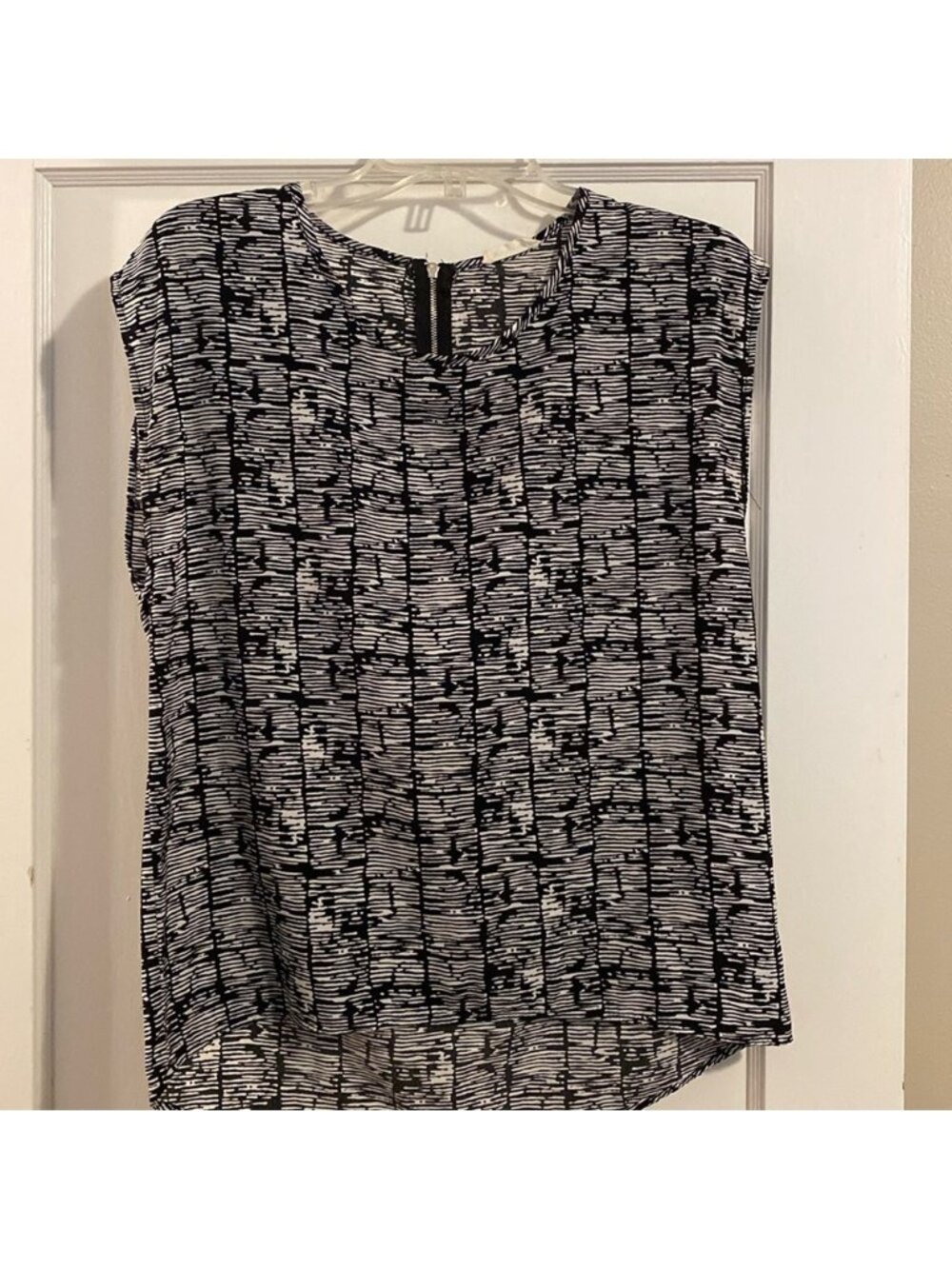 Black and White Top - Picture 1 of 3